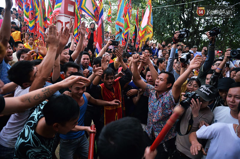 Hàng trăm thanh niên trai tráng lao vào giằng xé, giẫm đạp lên nhau để Cướp phết Hiền Quan lấy may
